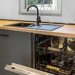 Modern Right In Trendy Agnesviertel *