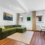 Modern Right In Trendy Agnesviertel *