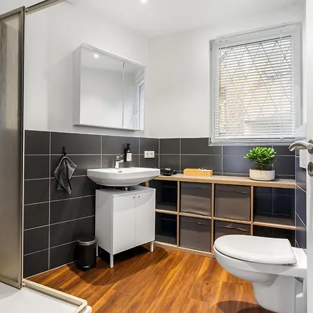 Modern Right In Trendy Agnesviertel Apartment