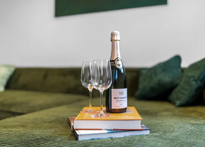 Modern Right In Trendy Agnesviertel *