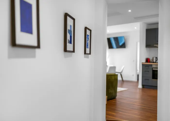 Modern Right In Trendy Agnesviertel *